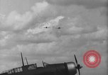 Image P-40 Tomahawk avions champ buzz Buffalo New York  United States USA, 1942, de la seconde 31 séquences d'archives historiques vidéo 65675070476