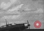 Image P-40 Tomahawk avions champ buzz Buffalo New York  United States USA, 1942, de la seconde 32 séquences d'archives historiques vidéo 65675070476