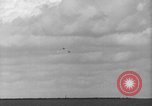 Image P-40 Tomahawk avions champ buzz Buffalo New York  United States USA, 1942, de la seconde 40 séquences d'archives historiques vidéo 65675070476