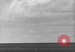 Image P-40 Tomahawk avions champ buzz Buffalo New York  United States USA, 1942, de la seconde 42 séquences d'archives historiques vidéo 65675070476