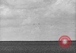Image P-40 Tomahawk avions champ buzz Buffalo New York  United States USA, 1942, de la seconde 48 séquences d'archives historiques vidéo 65675070476