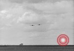 Image P-40 Tomahawk avions champ buzz Buffalo New York  United States USA, 1942, de la seconde 54 séquences d'archives historiques vidéo 65675070476