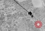 Standbild Sailor baumeln am Kabel unterhalb der USS Akron San Diego California USA, 1932, aus Sekunde 8 historischem Filmmaterial Videoclip 65675070494