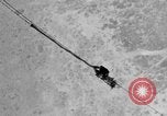 Standbild Sailor baumeln am Kabel unterhalb der USS Akron San Diego California USA, 1932, aus Sekunde 10 historischem Filmmaterial Videoclip 65675070494