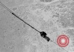 Standbild Sailor baumeln am Kabel unterhalb der USS Akron San Diego California USA, 1932, aus Sekunde 11 historischem Filmmaterial Videoclip 65675070494