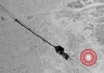Standbild Sailor baumeln am Kabel unterhalb der USS Akron San Diego California USA, 1932, aus Sekunde 12 historischem Filmmaterial Videoclip 65675070494