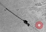 Standbild Sailor baumeln am Kabel unterhalb der USS Akron San Diego California USA, 1932, aus Sekunde 13 historischem Filmmaterial Videoclip 65675070494