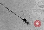 Standbild Sailor baumeln am Kabel unterhalb der USS Akron San Diego California USA, 1932, aus Sekunde 14 historischem Filmmaterial Videoclip 65675070494
