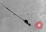 Standbild Sailor baumeln am Kabel unterhalb der USS Akron San Diego California USA, 1932, aus Sekunde 15 historischem Filmmaterial Videoclip 65675070494