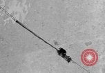 Standbild Sailor baumeln am Kabel unterhalb der USS Akron San Diego California USA, 1932, aus Sekunde 17 historischem Filmmaterial Videoclip 65675070494