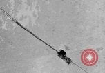 Standbild Sailor baumeln am Kabel unterhalb der USS Akron San Diego California USA, 1932, aus Sekunde 18 historischem Filmmaterial Videoclip 65675070494