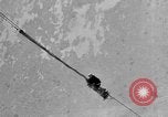 Standbild Sailor baumeln am Kabel unterhalb der USS Akron San Diego California USA, 1932, aus Sekunde 21 historischem Filmmaterial Videoclip 65675070494