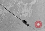 Standbild Sailor baumeln am Kabel unterhalb der USS Akron San Diego California USA, 1932, aus Sekunde 22 historischem Filmmaterial Videoclip 65675070494