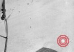 Standbild Sailor baumeln am Kabel unterhalb der USS Akron San Diego California USA, 1932, aus Sekunde 23 historischem Filmmaterial Videoclip 65675070494