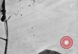 Standbild Sailor baumeln am Kabel unterhalb der USS Akron San Diego California USA, 1932, aus Sekunde 24 historischem Filmmaterial Videoclip 65675070494