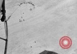 Standbild Sailor baumeln am Kabel unterhalb der USS Akron San Diego California USA, 1932, aus Sekunde 26 historischem Filmmaterial Videoclip 65675070494