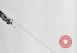 Standbild Sailor baumeln am Kabel unterhalb der USS Akron San Diego California USA, 1932, aus Sekunde 58 historischem Filmmaterial Videoclip 65675070494