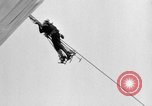 Standbild Sailor baumeln am Kabel unterhalb der USS Akron San Diego California USA, 1932, aus Sekunde 60 historischem Filmmaterial Videoclip 65675070494