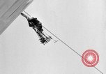 Standbild Sailor baumeln am Kabel unterhalb der USS Akron San Diego California USA, 1932, aus Sekunde 61 historischem Filmmaterial Videoclip 65675070494