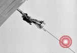Standbild Sailor baumeln am Kabel unterhalb der USS Akron San Diego California USA, 1932, aus Sekunde 62 historischem Filmmaterial Videoclip 65675070494