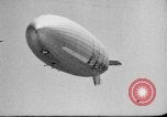 Standbild Sailor baumelt von USS Akron in festmachen Unfall United States USA, 1932, aus Sekunde 1 historischem Filmmaterial Videoclip 65675070495