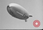 Standbild Sailor baumelt von USS Akron in festmachen Unfall United States USA, 1932, aus Sekunde 3 historischem Filmmaterial Videoclip 65675070495