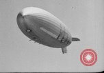 Standbild Sailor baumelt von USS Akron in festmachen Unfall United States USA, 1932, aus Sekunde 4 historischem Filmmaterial Videoclip 65675070495