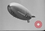Standbild Sailor baumelt von USS Akron in festmachen Unfall United States USA, 1932, aus Sekunde 5 historischem Filmmaterial Videoclip 65675070495