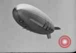 Standbild Sailor baumelt von USS Akron in festmachen Unfall United States USA, 1932, aus Sekunde 6 historischem Filmmaterial Videoclip 65675070495