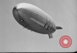 Standbild Sailor baumelt von USS Akron in festmachen Unfall United States USA, 1932, aus Sekunde 7 historischem Filmmaterial Videoclip 65675070495