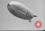 Standbild Sailor baumelt von USS Akron in festmachen Unfall United States USA, 1932, aus Sekunde 8 historischem Filmmaterial Videoclip 65675070495