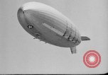 Standbild Sailor baumelt von USS Akron in festmachen Unfall United States USA, 1932, aus Sekunde 9 historischem Filmmaterial Videoclip 65675070495