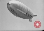 Standbild Sailor baumelt von USS Akron in festmachen Unfall United States USA, 1932, aus Sekunde 10 historischem Filmmaterial Videoclip 65675070495