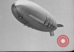 Standbild Sailor baumelt von USS Akron in festmachen Unfall United States USA, 1932, aus Sekunde 11 historischem Filmmaterial Videoclip 65675070495