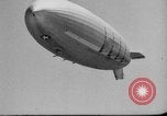 Standbild Sailor baumelt von USS Akron in festmachen Unfall United States USA, 1932, aus Sekunde 12 historischem Filmmaterial Videoclip 65675070495