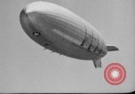 Standbild Sailor baumelt von USS Akron in festmachen Unfall United States USA, 1932, aus Sekunde 13 historischem Filmmaterial Videoclip 65675070495