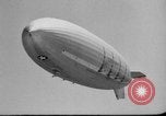 Standbild Sailor baumelt von USS Akron in festmachen Unfall United States USA, 1932, aus Sekunde 14 historischem Filmmaterial Videoclip 65675070495