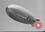Standbild Sailor baumelt von USS Akron in festmachen Unfall United States USA, 1932, aus Sekunde 15 historischem Filmmaterial Videoclip 65675070495