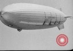 Standbild Sailor baumelt von USS Akron in festmachen Unfall United States USA, 1932, aus Sekunde 16 historischem Filmmaterial Videoclip 65675070495