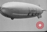 Standbild Sailor baumelt von USS Akron in festmachen Unfall United States USA, 1932, aus Sekunde 17 historischem Filmmaterial Videoclip 65675070495