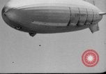 Standbild Sailor baumelt von USS Akron in festmachen Unfall United States USA, 1932, aus Sekunde 18 historischem Filmmaterial Videoclip 65675070495