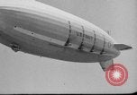 Standbild Sailor baumelt von USS Akron in festmachen Unfall United States USA, 1932, aus Sekunde 19 historischem Filmmaterial Videoclip 65675070495