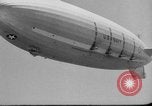 Standbild Sailor baumelt von USS Akron in festmachen Unfall United States USA, 1932, aus Sekunde 20 historischem Filmmaterial Videoclip 65675070495