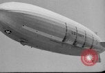 Standbild Sailor baumelt von USS Akron in festmachen Unfall United States USA, 1932, aus Sekunde 21 historischem Filmmaterial Videoclip 65675070495