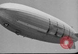 Standbild Sailor baumelt von USS Akron in festmachen Unfall United States USA, 1932, aus Sekunde 22 historischem Filmmaterial Videoclip 65675070495