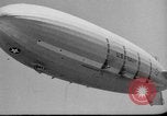 Standbild Sailor baumelt von USS Akron in festmachen Unfall United States USA, 1932, aus Sekunde 23 historischem Filmmaterial Videoclip 65675070495