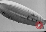 Standbild Sailor baumelt von USS Akron in festmachen Unfall United States USA, 1932, aus Sekunde 24 historischem Filmmaterial Videoclip 65675070495