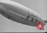 Standbild Sailor baumelt von USS Akron in festmachen Unfall United States USA, 1932, aus Sekunde 25 historischem Filmmaterial Videoclip 65675070495