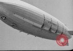 Standbild Sailor baumelt von USS Akron in festmachen Unfall United States USA, 1932, aus Sekunde 26 historischem Filmmaterial Videoclip 65675070495