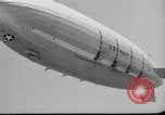 Standbild Sailor baumelt von USS Akron in festmachen Unfall United States USA, 1932, aus Sekunde 27 historischem Filmmaterial Videoclip 65675070495
